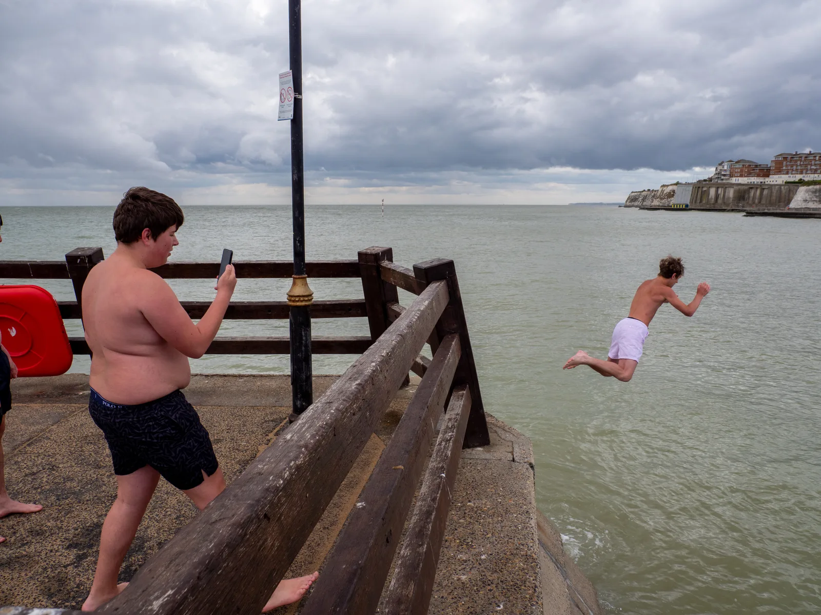 Peter-Dench_Seaside05