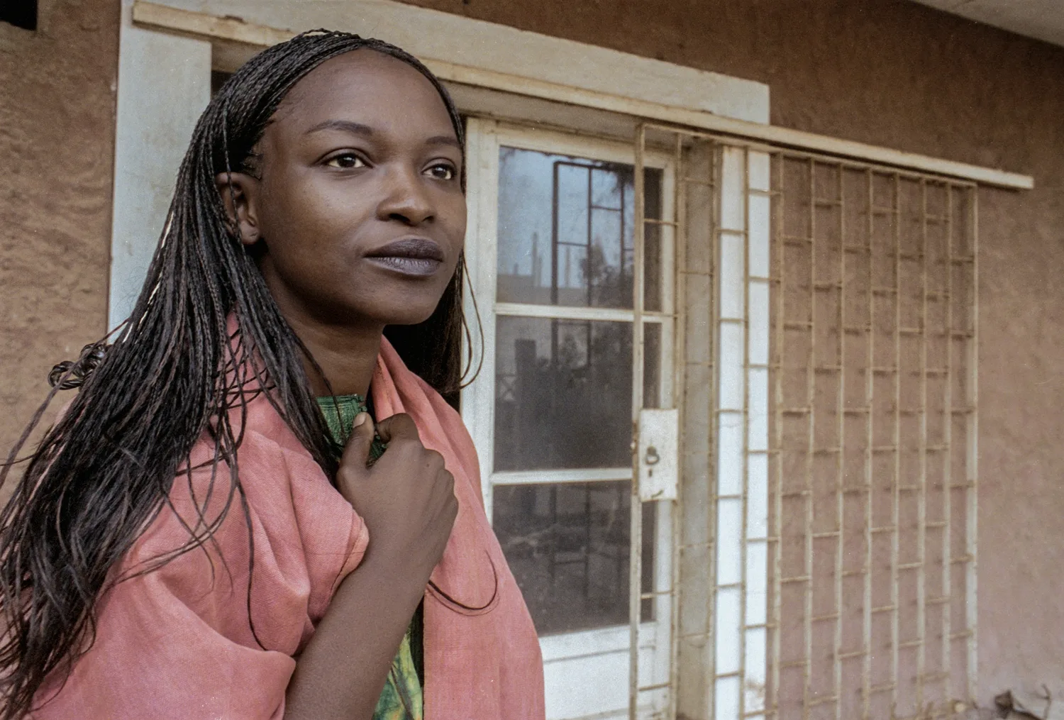 Koyo ist im Kamerun geboren. In der Schweiz hat sie Treffpunkte für schwarze Frauen aufgebaut. Nun arbeitet sie als Kulturaktivistin im Senegal.
