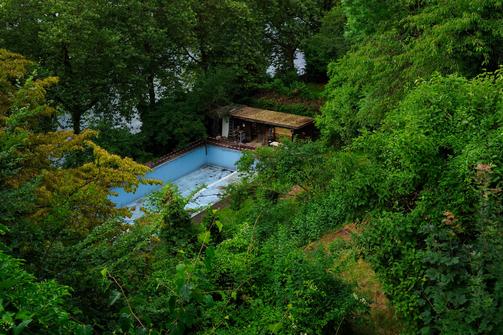 DER GEHEIME POOL
THE SECRET SWIMMINGPOOL
limited ed. 4/9