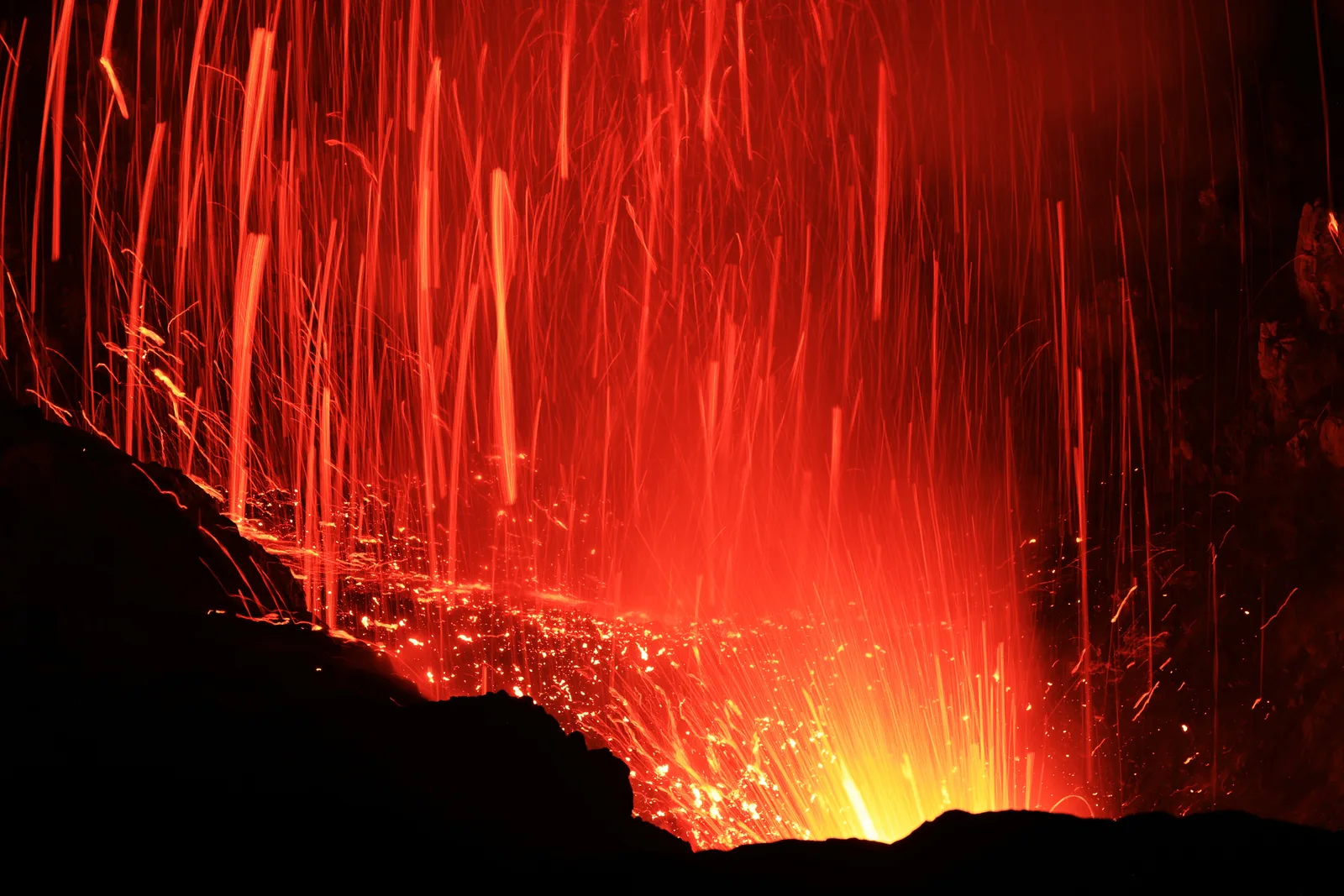 Aus zwei Förderschloten zischt die Lava