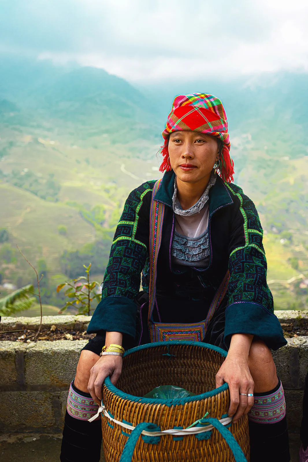May Sung, eine junge Frau der Hmong, einem indigenen Volk, in traditioneller Tracht